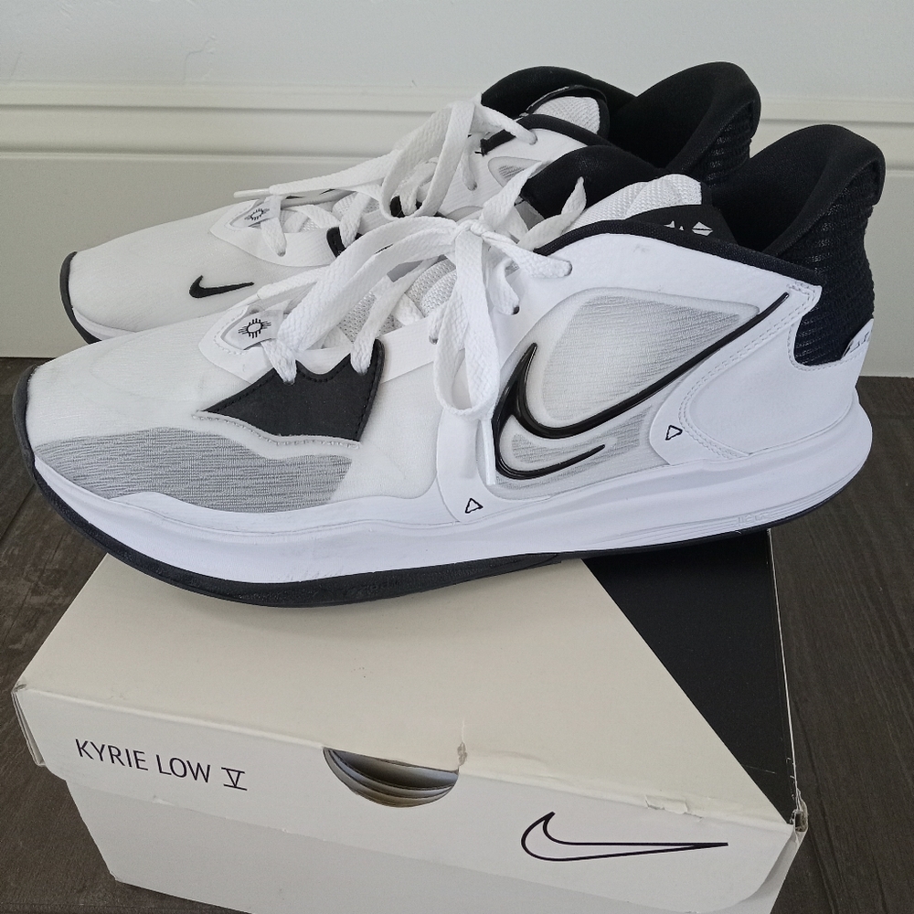 Nike Kyrie Low 5's brand NEW